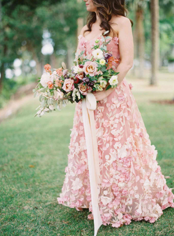 Gaun dengan corak warna-warni cerah